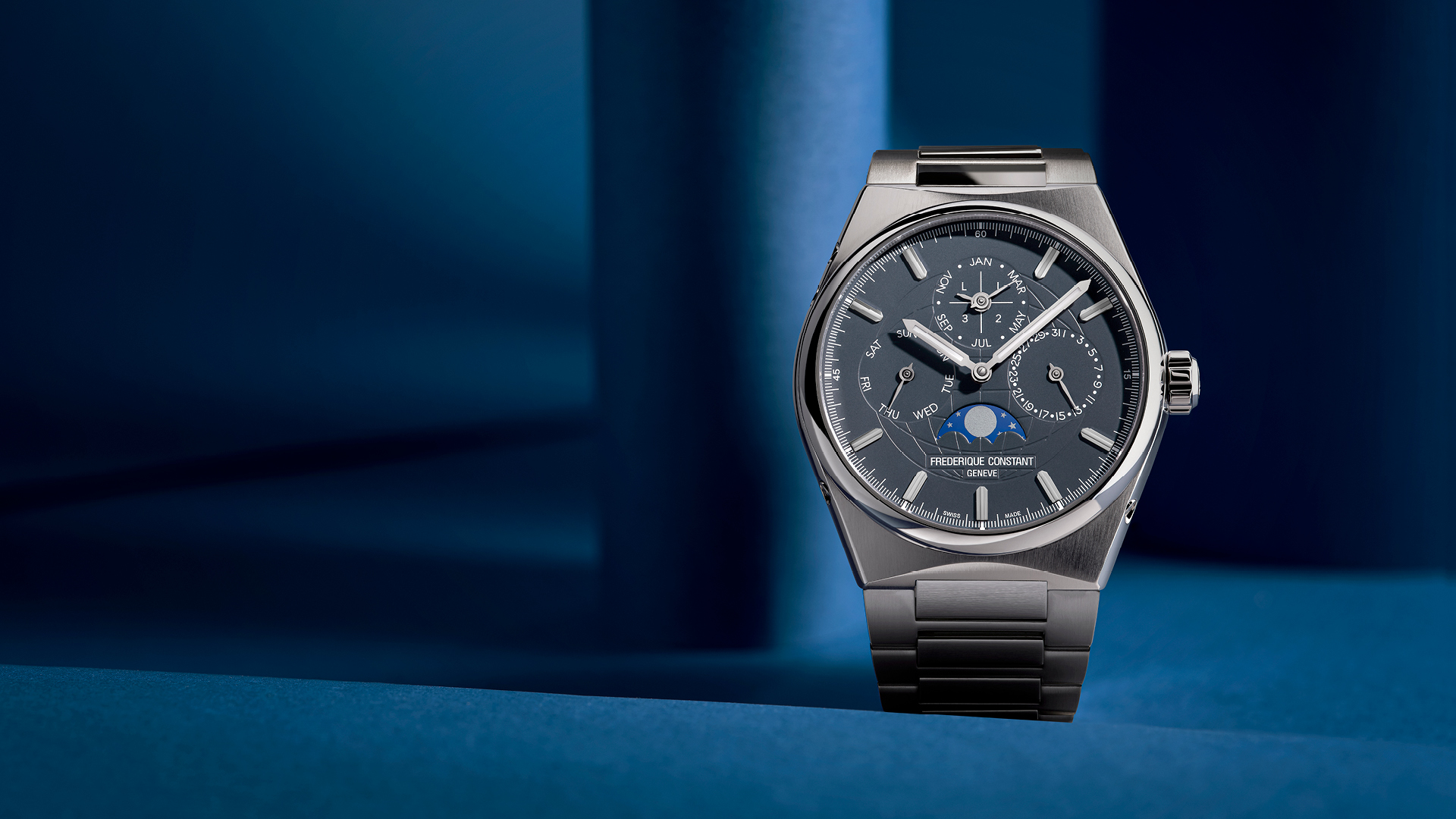 Highlife Perpetual Calendar Manufacture watch for man.   Automatic movement, blue-grey dial, stainless-steel case, date, month and day counters, moonphase and stainless-steel integrated and interchangeable bracelet 