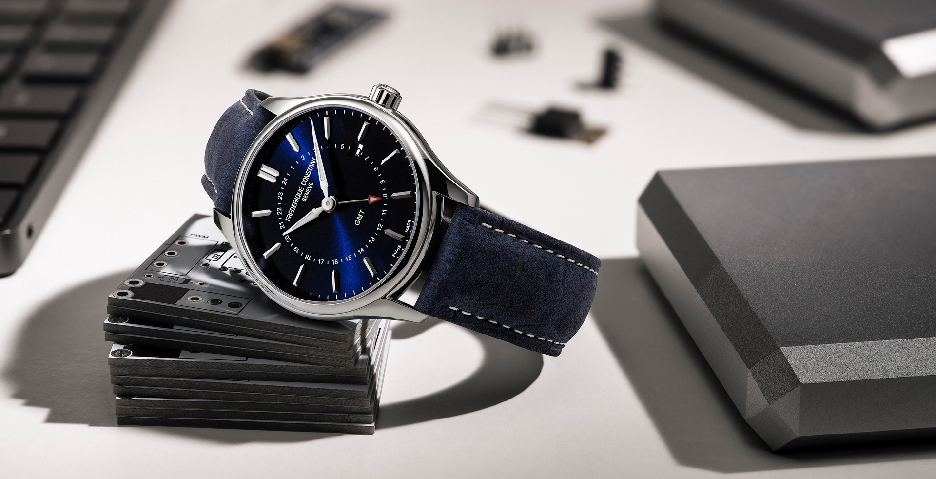 Classic Quartz GMT watch for man. Quartz movement, blue dial, stainless-steel case, date window, GMT and blue leather strap 